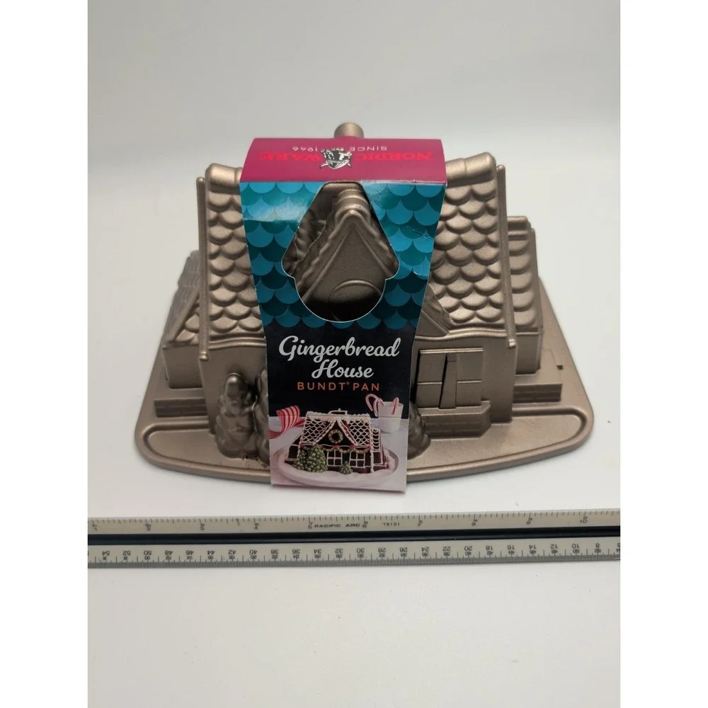Nordic Ware Gingerbread House Bundt Pan Christmas Baking 9 Cup 1839984 NEW